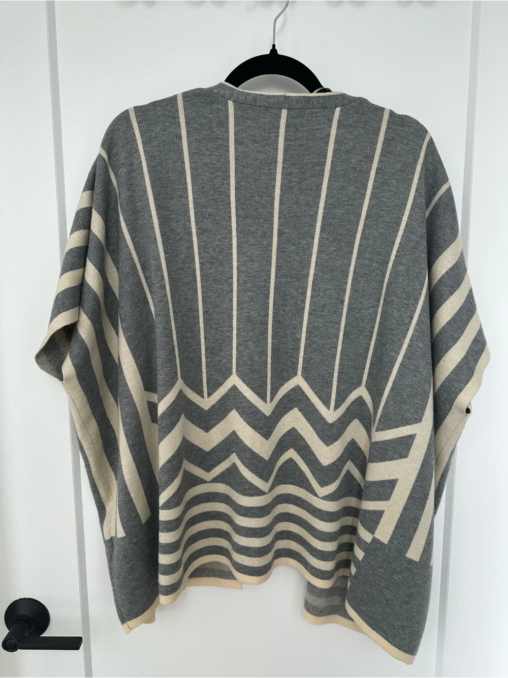 La Fée Verte Gray & Cream Geometric Open Front Knit Poncho Cardigan Size L - Picture 3 of 5